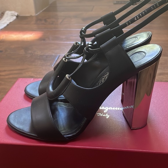 Salvatore Ferragamo black heels - Picture 2 of 4